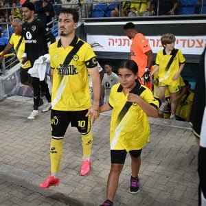 עליה למגרש עם שחקני מכבי נתניה